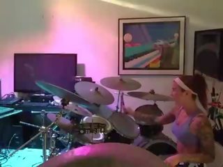 Felicity feline drums og jams med venner bak den scener