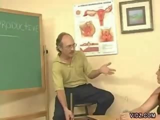 Dos estudiantes trabajo fuera su ticklish pies