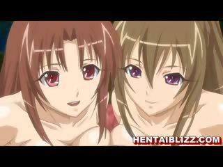 Kolme manga tytöt näyttää hänen attractive elin kun ottaa kylpy