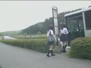 Japonská teenager a maniac v autobus film