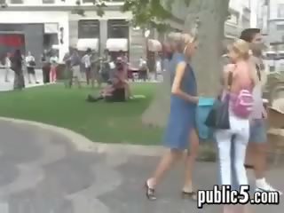 Atractiv exhibitionist în public