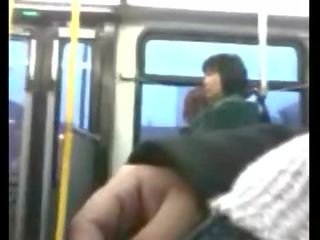 Puisis masturbē par publisks autobuss privāti video