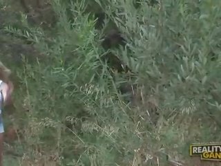 Prachtig stupendous sedusive blondine strumpet met groot tieten neuken met een gorilla in natuur