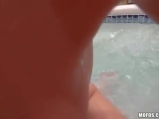 Aficionado calle chica consigue perrito anal follada en la jacuzzi