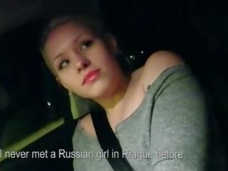Blondine krijgt op een gratis rit in exchange voor seks klem