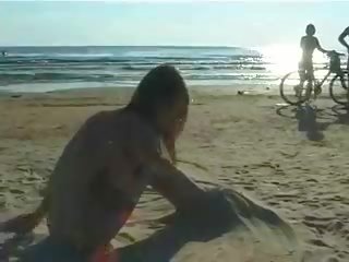 Obraznic proaspăt cu care se confruntă adolescenta joacă la the plaja nud