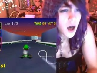 Geek jong vrouw cums spelen mario kart