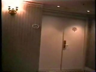 Сигурност охрана чука фантазия жена в хотел hallway