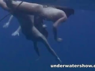 Trois filles nage nu en la mer