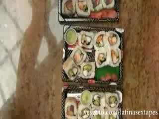 קטנטונת לטיני חתיכה מלאני rios משחק עם sushi ו - עָבֶה קשה זין