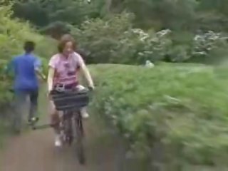 Jepang lassie masturbasi sementara menunggangi sebuah specially modified dewasa video bike!
