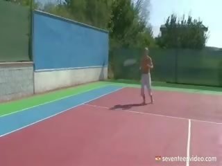 Білявка теніс дівчина