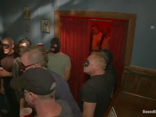 Capturado semental es brutalmente usado en un bar completo de cachondo enmascarado hombres