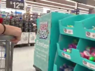 A skutočný blázon recording a exceptional kočka na walmart -