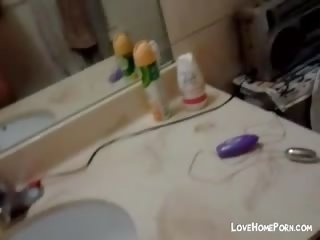 Charmant jeune asiatique masturbation en la salle de bain