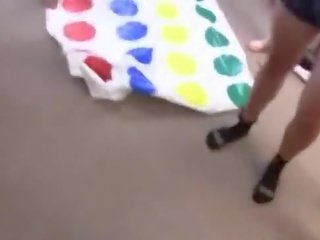 Twister juego vueltas en teenie orgias