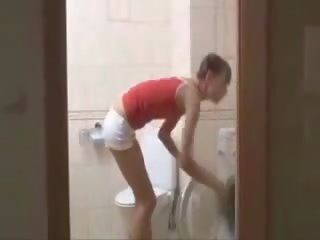 Hermano y hermana en baño