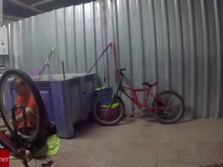 Engrasando la bicicleta y el coño de la gorda grabado aleyhte cámara oculta gui030