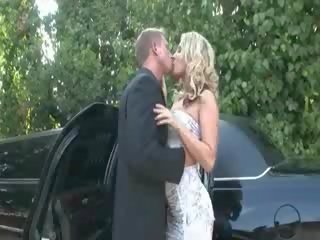 Blond fancy woman fucked over the limo