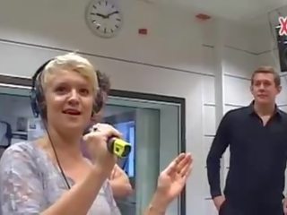 Bekläs kvinnlig naken hane att titta phallus tricks på radio video-