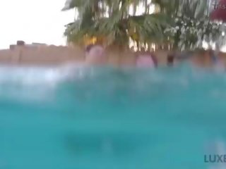 Pieptoasa bbw lexxxi luxe și bbw tineri om juca sub apa în piscina