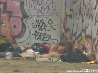 Pure ulica život homeless trojka majúce dospelé film na verejnosť