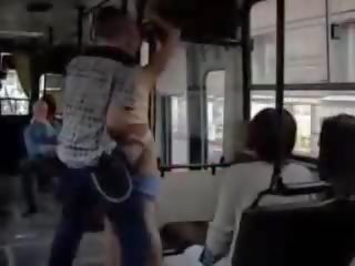 Viešumas seksas video į crowded autobusas