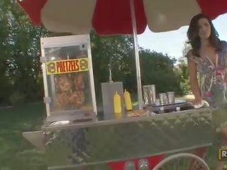 Amatööri hämmästyttävä seksikäs ruskeaverikkö pikkuleipä selling pretzels sisään the parck