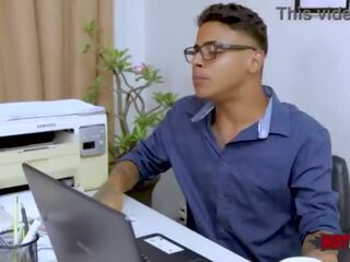 Entrevistando o novinho pra entrar na empresa