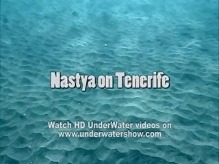 Nastya a nadar nua em o mar