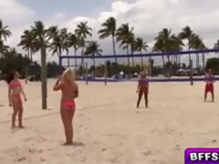 Volleyball bij de strand