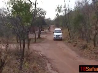 Negra adolescente chupa y lame duro blanca polla durante safari