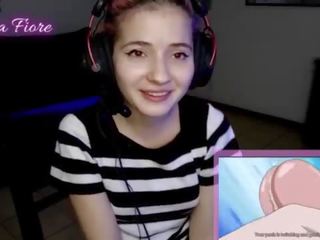 18yo youtuber dobi hoteč gledanje hentai med na tok in masturbira - emma fiore