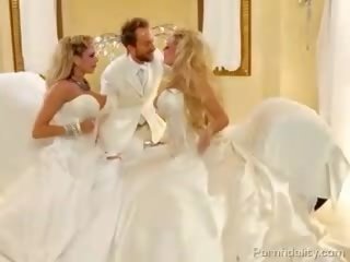 दो blondies साथ विशाल baloons में bridal dresses बांटने एक johnson