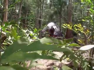 Pequeña adolescente paseos enorme ram barra