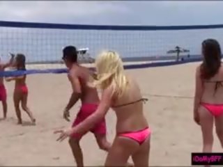 Mempesona besties klip pantat di itu pantai dan menikmati groupsex