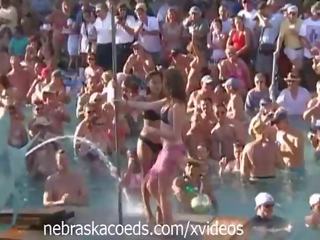 First-rate trup garë në pishinë festë key perëndim