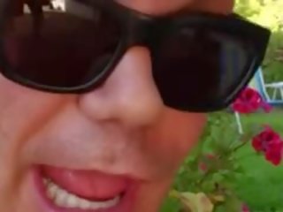 Djupt anusen acrobat smutsiga video- i den trädgårds
