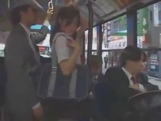 Asia remaja kekasih meraba di bis oleh kelompok