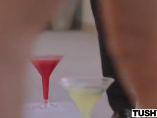 Tushy anal-hungry pelancong avi & naomi menggoda bartender