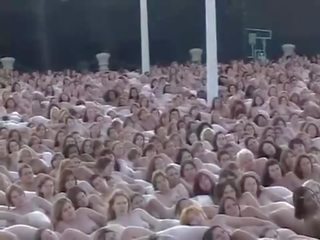 5000 naked people