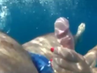 Podvodní dospělý klip swiming připojenými opčními výstřel
