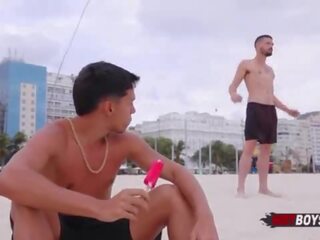 Novinho dando pro pirocudo κάνω calã§adã£o de copacabana