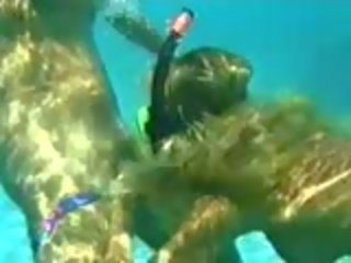 Saperangan having underwater reged video at their vacations vid