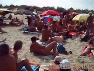 Milf suging pikk på nudist strand
