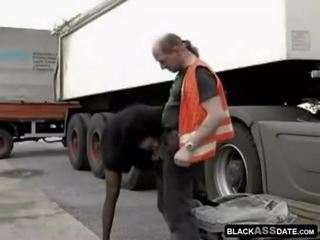 أسود الكلبة ركوب الخيل في grown-up truck سائق خارج