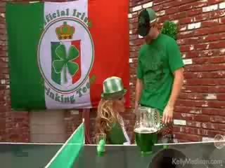 Veliko oprsje žena in zelena pivo go v za a zabavno st paddys dan