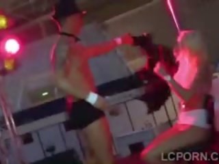 Slutty portugališkas polius šokėjas dulkina a gabus striptizo atlikėja