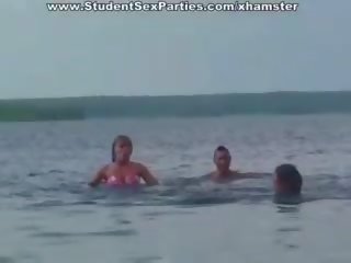 Kanak-kanak perempuan dalam bikini fucked keras di yang picnic