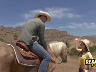 Überlegen brünette teenager phantasie frau fräuleinchen stein draußen cowboy stil fick